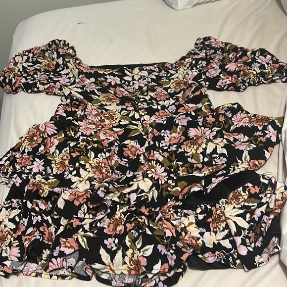 Floral romper. Size large. Francesca’s collection. - Picture 2 of 2